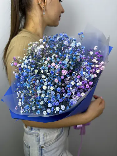 Букет живых цветов из радужной гипсофилы в дизайнерской упаковке