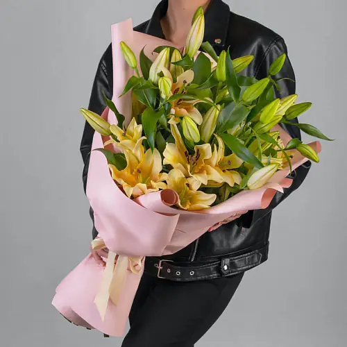 9 Кремовых Лилий в упаковке