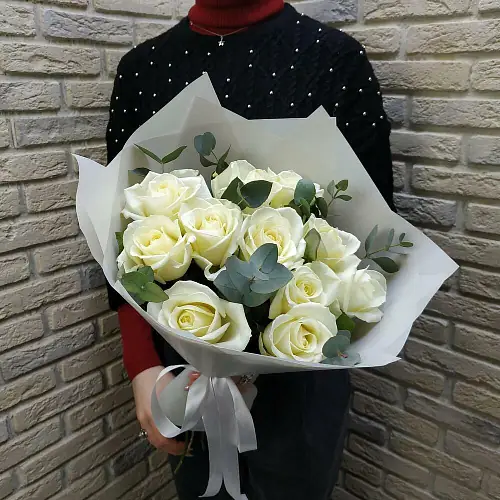 Букет живых цветов из 11 роз Эквадор с эвкалиптом в дизайнерской упаковке