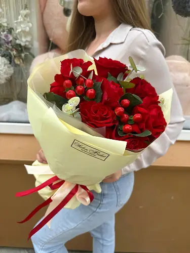 Цветы - красные розы и гиперикум