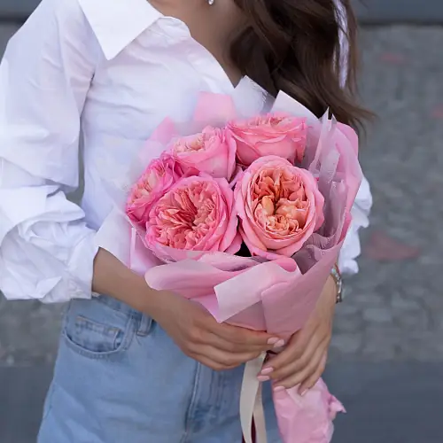 Яркие пионовидные розы