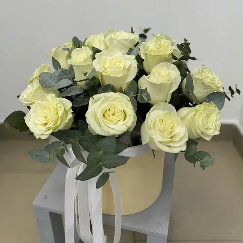 19 Белых роз в шляпной коробке 