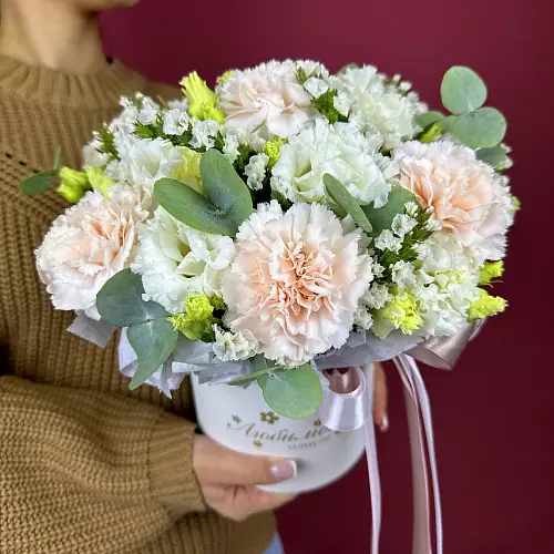 Композиция живых цветов с диантусом и эустомой