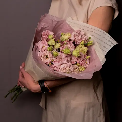 Нежный букет розовых лизиантусов