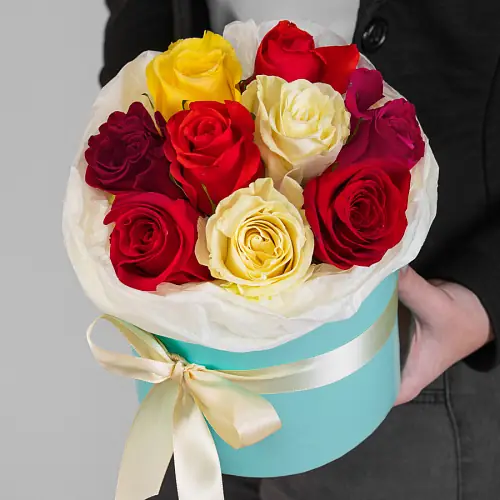 9 Разноцветных роз в шляпной коробке 