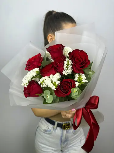 Букет из красных роз и статицы