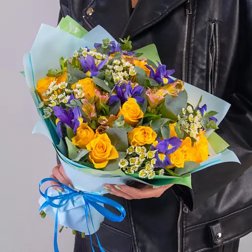Яркий букет с розами и ирисами 