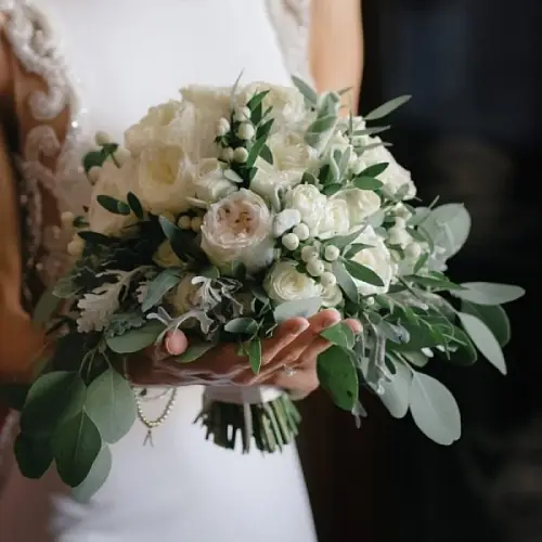 Букет невесты из пионовидных роз и гиперикума 