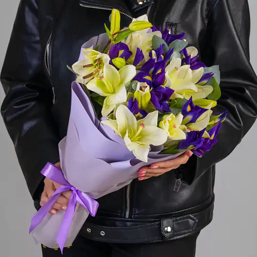 Букет из лилий и ирисов 