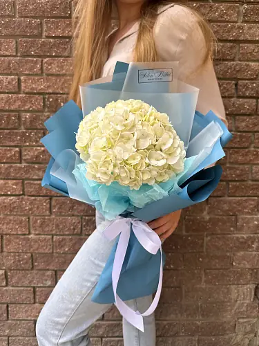 Букет живых цветов с гортензией