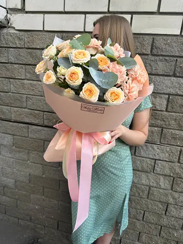 Букет живых цветов с гвоздикой и кустовой розой