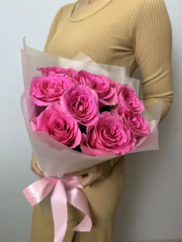 Букет живых цветов из 9 розовых роз оформленный в дизайнерскую упаковку