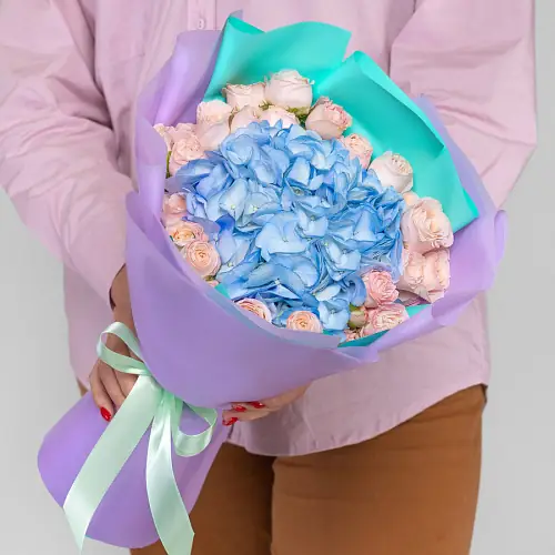 Букеты из гортензий и роз