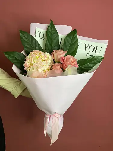 Букет с розами и гортензией 