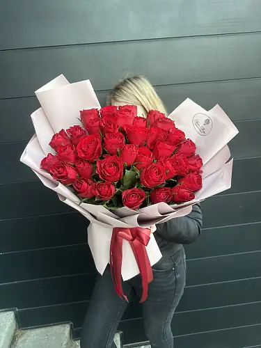 Авторская композиция из 35 красных роз