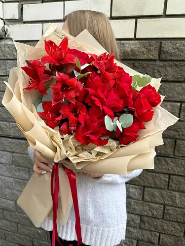 Букет с красными розами и амариллисом 