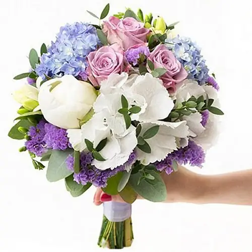Свадебный букет из гортензии и роз