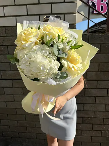 Розы и нежные альстромерии