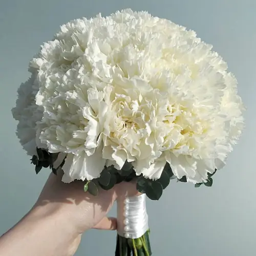 Букет невесты из 25 белых гвоздик