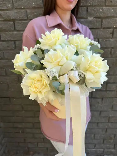 Коробка с белыми розами и статицей