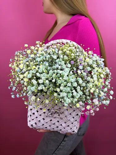 Композиция в корзине из радужной гипсофилы