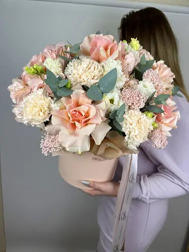 Нежная композиция с гортензией и розами 