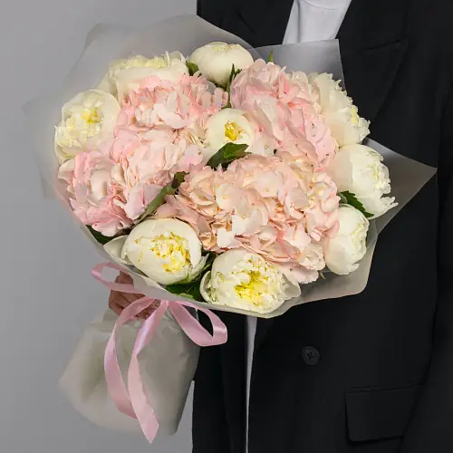 Букет из гортензии и пионов