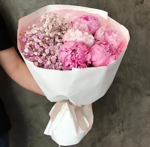 Букет из гипсофил и пионов