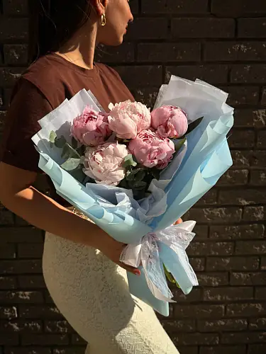 Букет живых цветов из 5 Пионов оформленный в крафтовую бумагу