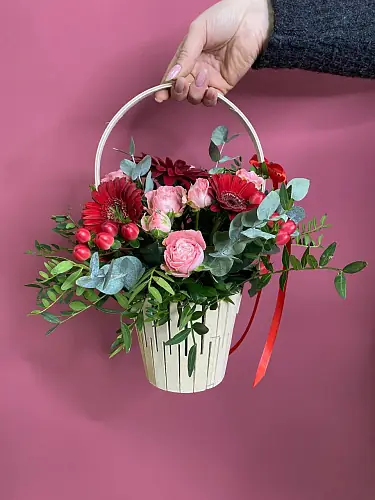 Корзина с цветами - роза кустовая и герберы
