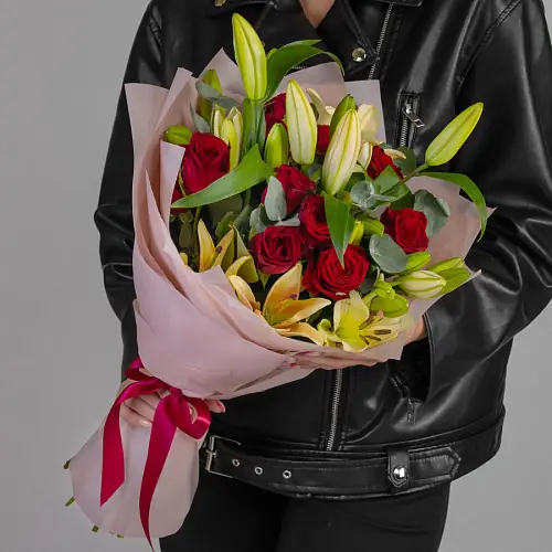 Букет из роз и лилий 