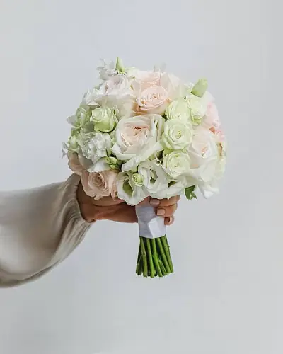 Букет невесты и пионовидной и кустовой розы