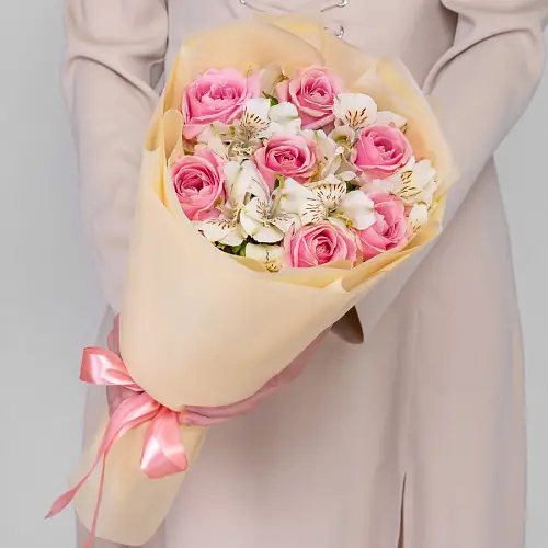 Букет с альстромериями и розами