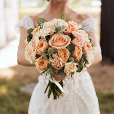 Букет невесты с розами и эрингиумом 