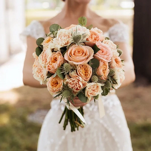 Букет невесты с розами и эрингиумом 